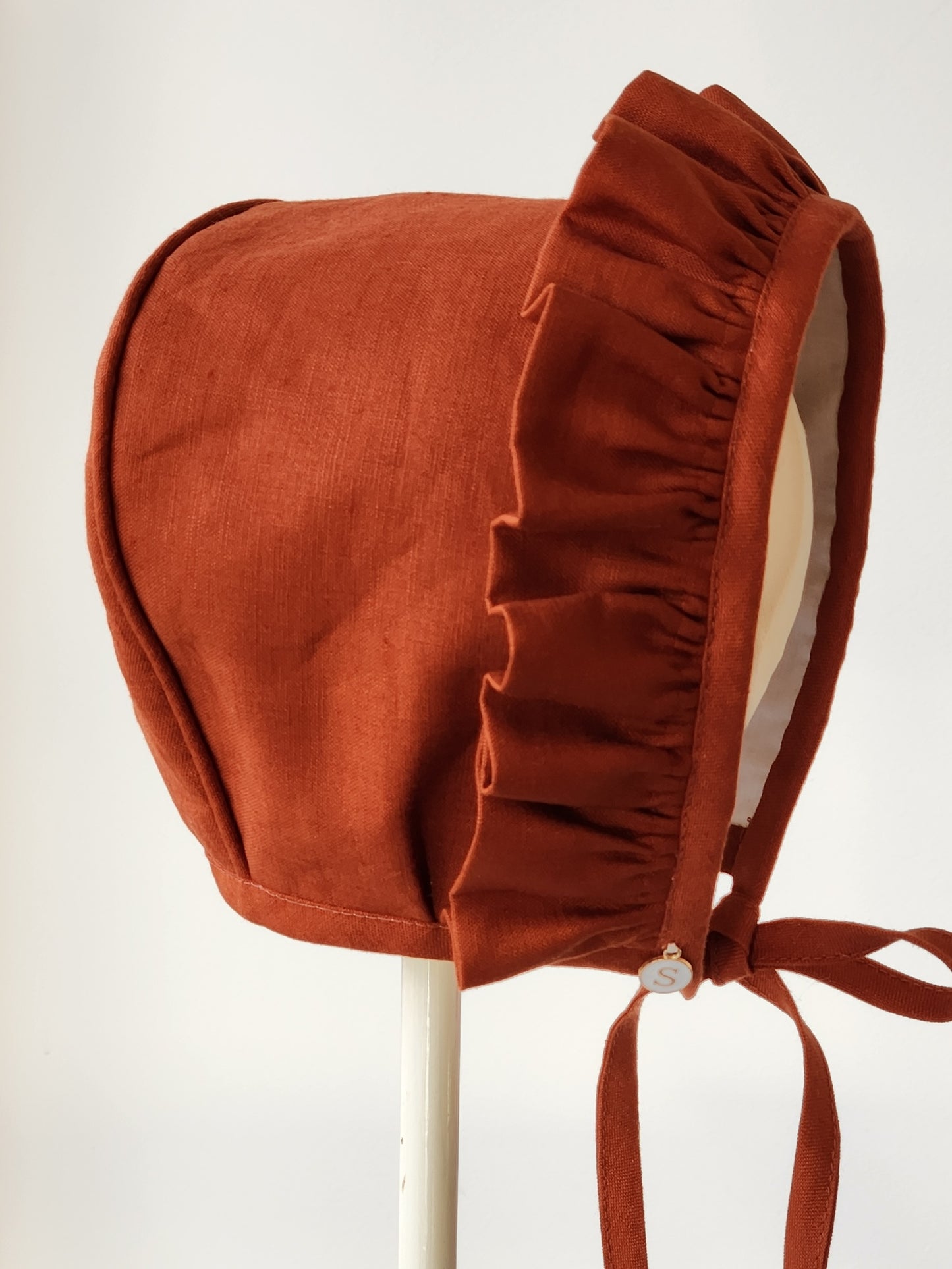 Exclusive Linen Bonnet, Tan with embroidered Daisy Posy