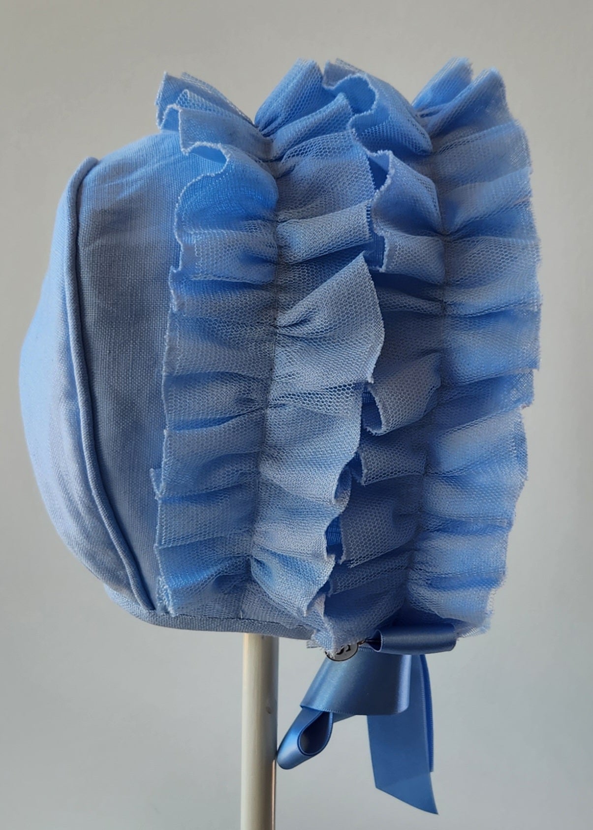 Exclusive Linen Bonnet, Double Frill with horseshoe, White or Blue