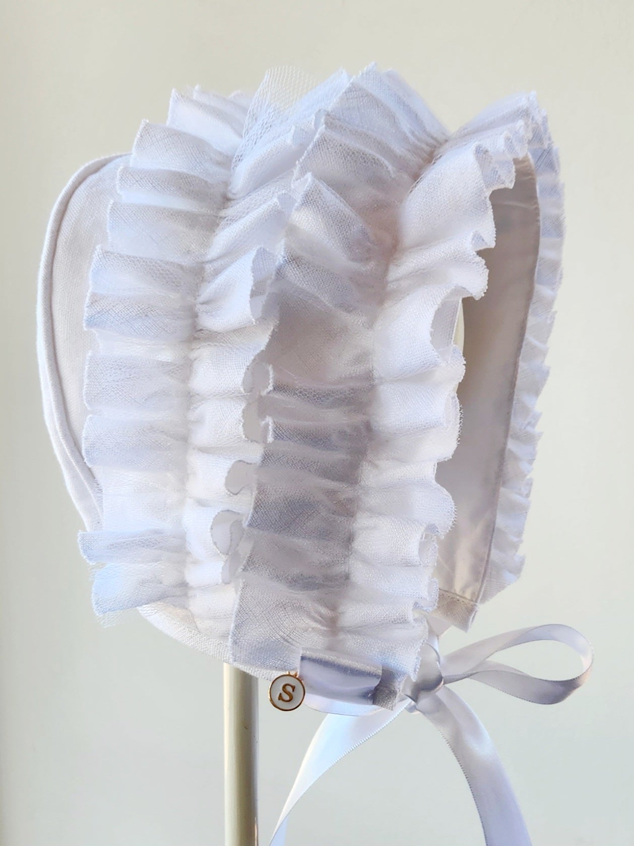 Exclusive Linen Bonnet,  Double Frill with horseshoe, White or Blue